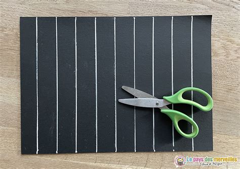 Schéma des bandes de papier divisées et pliées en trois