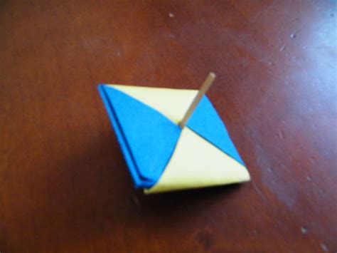 Photo d'une toupie en origami en train de tourner avec un effet visuel