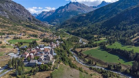 Vue panoramique de Saint-Paul-sur-Ubaye, village alpin pittoresque.