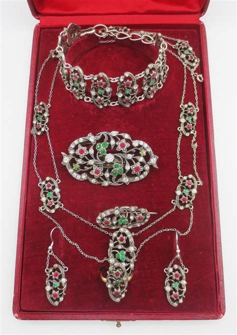 Exemple de parure du XIXe siècle avec cannetille et topazes.