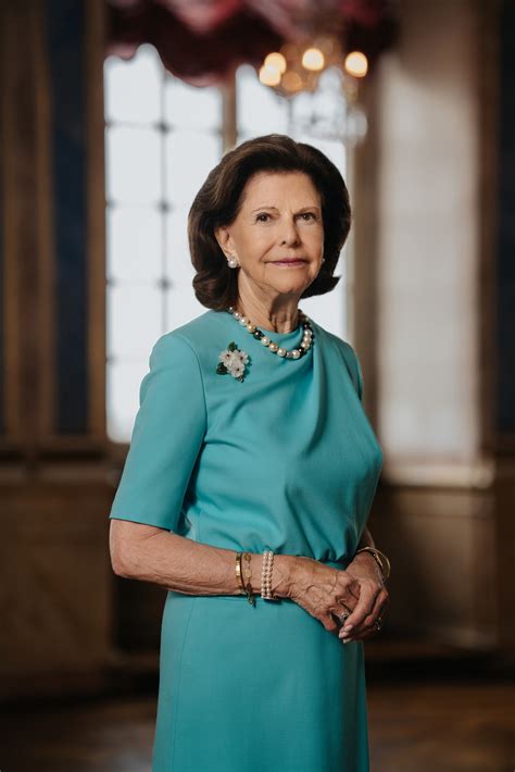 Portrait de la Reine Silvia de Suède portant une demi-parure en topazes roses.
