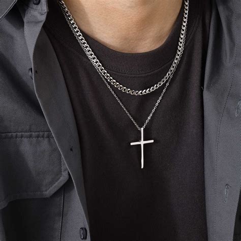Photo d'un homme portant un collier croix chrétienne sobre en argent
