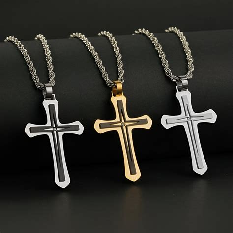 Collage montrant différents styles et finitions de colliers croix pour homme : acier inoxydable argenté, doré, noir, avec cuir