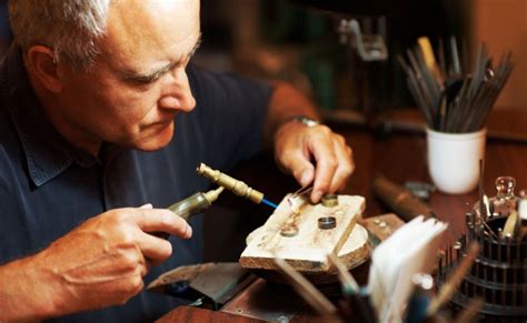 Infographie comparant les rôles du bijoutier et du joaillier