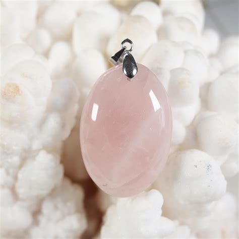 Collier avec un pendentif en quartz rose
