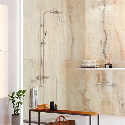 Exemple de panneau mural décoratif rouge grenat pour salle de bain