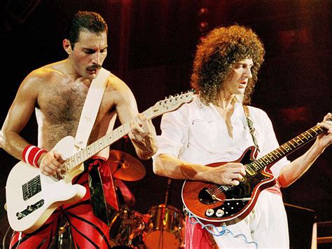 Illustration de l'interaction créative entre Freddie Mercury et Brian May lors de l'enregistrement de Bijou