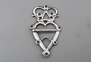 Exemple de broche écossaise Luckenbooth avec des cœurs entrelacés et une couronne.