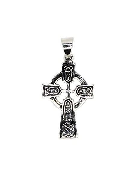 Photo détaillée d'un pendentif croix celtique en argent avec vernis noir