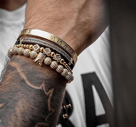 Sélection de bracelets de luxe pour homme avec des designs variés et des matériaux nobles.