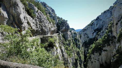 Vue aérienne des gorges de Galamus, montrant les falaises calcaires et le tracé de la route
