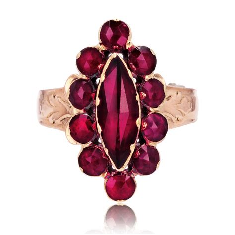 Bijou ancien en or orné de grenats, typique de la joaillerie catalane