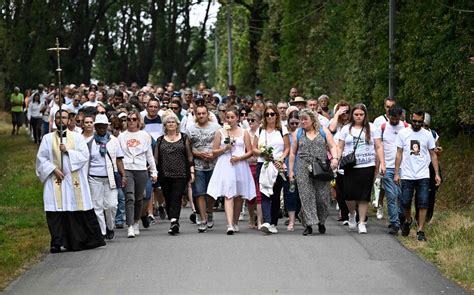 Photo de la famille Unik lors d'une marche blanche en mémoire de Thierry