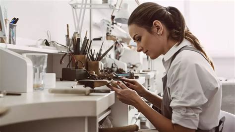 Illustration montrant un artisan joaillier travaillant sur un bijou délicat, mettant en avant le savoir-faire manuel.