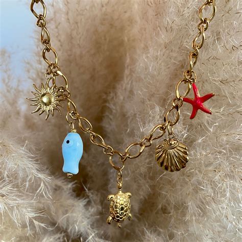 Collection de colliers et pendentifs avec des gravures personnalisées