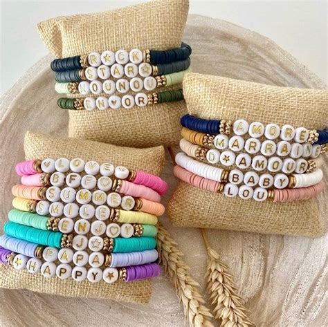 Exemples de looks : bracelet de perles avec tenue formelle et tenue décontractée