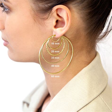 Une sélection de bijoux créoles aux designs variés, mettant en avant l'or et l'argent.