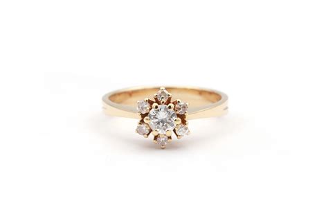Gros plan sur une bague en or 18 carats sertie de diamants, symbolisant le luxe et l'élégance.