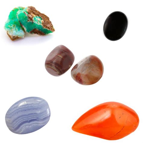 Collection de différentes variétés de calcédoines colorées (agate, cornaline, chrysoprase)