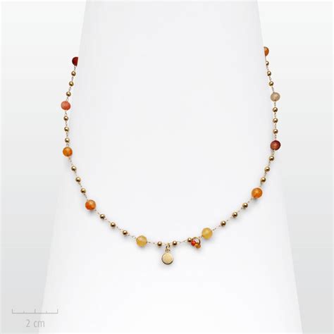 Représentation d'un collier antique orné de cornaline