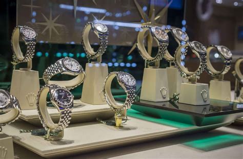 Vitrine de la bijouterie Pépin avec des montres de luxe