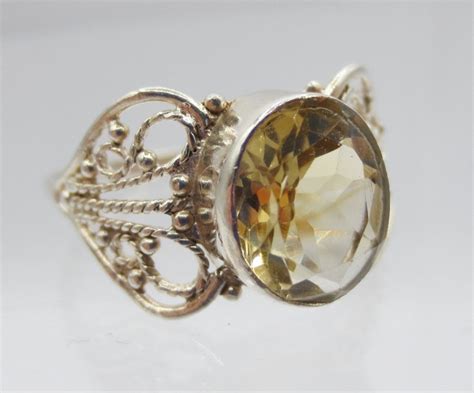 Photographie d'une bague ancienne sertie de citrine.
