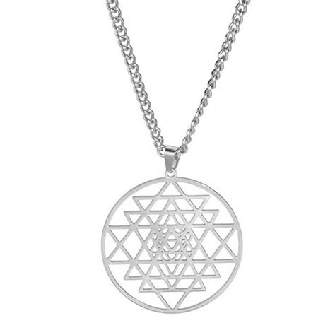 Image d'un bijou pendentif Sri Yantra en argent, montrant la complexité du motif