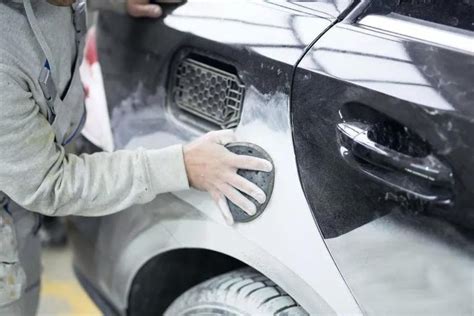 Schéma expliquant les différentes couches d'application de la peinture sur une carrosserie de voiture