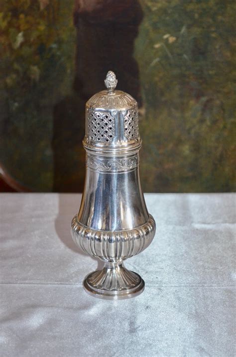 Saupoudreuse en argent massif avec poinçons parisiens du début du 19ème siècle