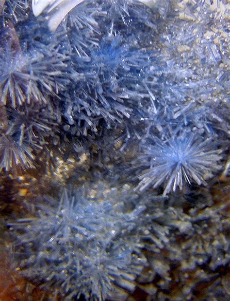 Structure microscopique d'aventurine bleue montrant les inclusions de dumortiérite