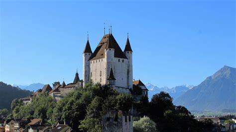 Vue sur le château de Thoune, un élément emblématique de la ville où sont ancrés les ateliers de joaillerie.