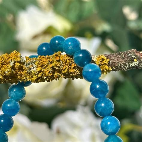 Gros plan sur le bracelet homme Anatol, mettant en valeur les perles en argent, pierre naturelle bleue et verre.