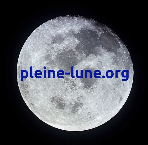 Représentation artistique de la lune avec des reflets nacrés