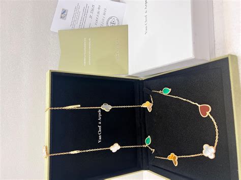 Gros plan sur les différents motifs du collier Lucky Alhambra 12 motifs, mettant en évidence la nacre, la malachite, l'œil de tigre et la cornaline.