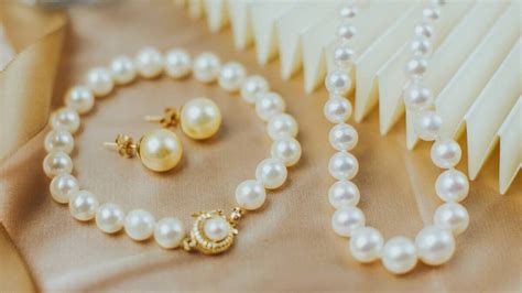 Collage de différents types de bijoux en perles : colliers, bracelets, bagues