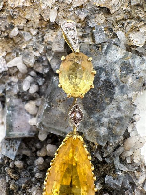 Illustrations de bijoux Art déco ornés de citrines, mettant en avant leur éclat et leur popularité à cette époque.