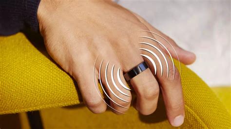 Comparaison visuelle de la taille et du design des différentes bagues connectées : Oura Ring, Ultrahuman Ring Air, Samsung Galaxy Ring.