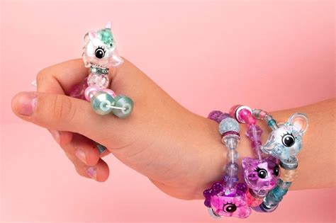 Ensemble de Twisty Petz montrant leur transformation de bracelet en animal