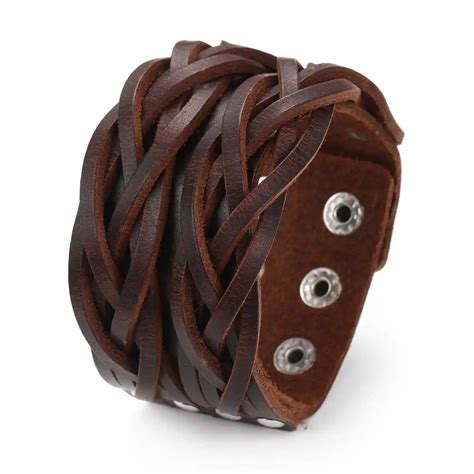 Illustration d'un bracelet force en cuir marron au style affirmé, porté au poignet.