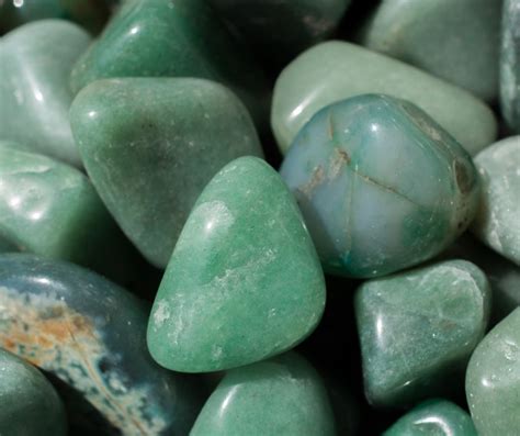 Gros plan sur les pierres Oeil de Tigre, Aventurine Verte, Citrine et Aigue-Marine.