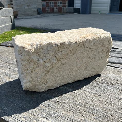 Gros plan sur des blocs de pierre brute de différentes tailles et textures
