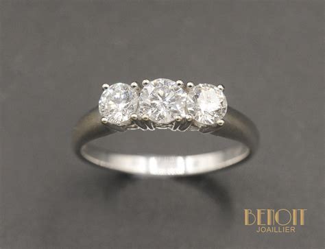 Illustration d'une bague trilogie avec trois diamants de tailles différentes
