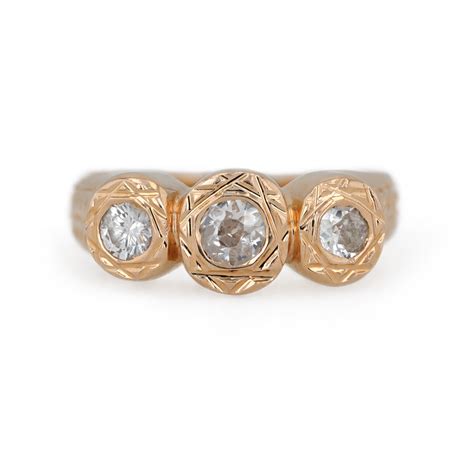 Photo d'une bague trilogie Or Ligne avec détails de la monture et des diamants
