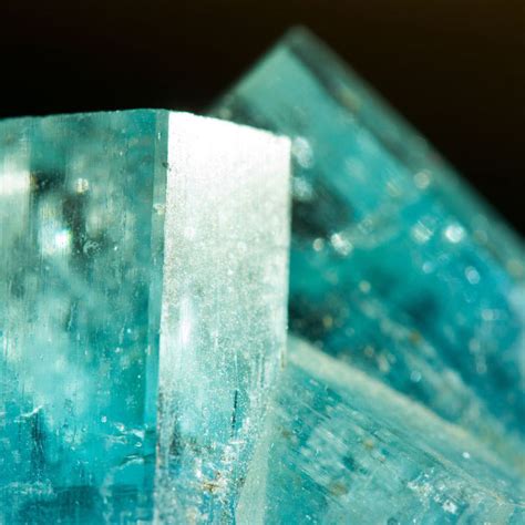 Gros plan sur une pierre aigue-marine