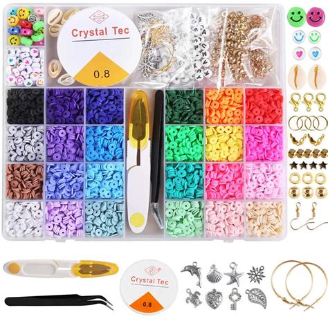 Une composition de plusieurs bijoux de téléphone portable, mettant en avant l'œil de tigre et d'autres pierres naturelles, avec une texture artisanale.
