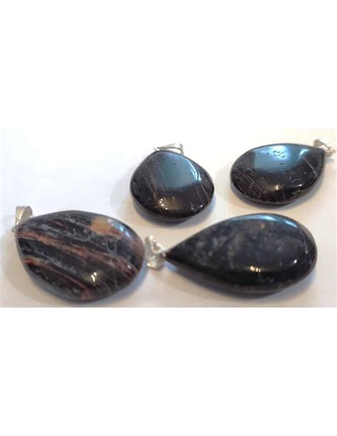 Collection de bijoux en tourmaline noire : bagues, bracelets, pendentifs