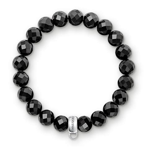 Illustration d'un assortiment de bracelets Thomas Sabo pour hommes, mettant en avant différents matériaux et styles.