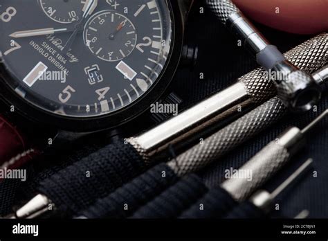 Gros plan sur différentes montres, montrant les détails du cadran et du bracelet, ainsi que des exemples de montres classiques en acier.