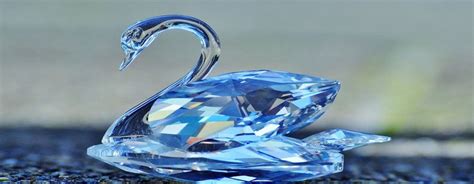 Gros plan sur le logo cygne gravé au laser sur un bijou Swarovski.