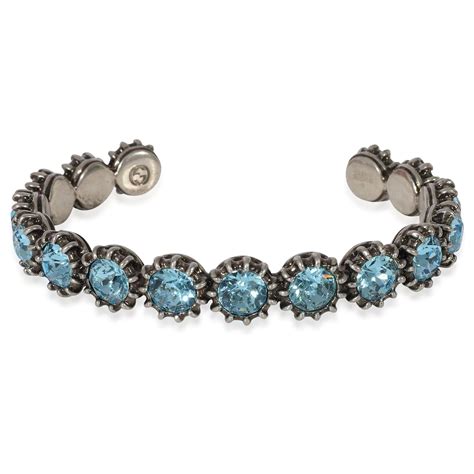 Manchette artisanale en métal argenté vieilli avec trois pierres centrales en turquoise véritable